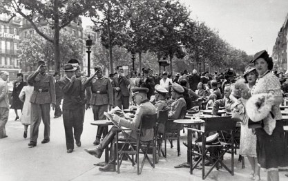 Soldados alemanes sentados en un café de París. Los franceses los observan con valerosa admiración.